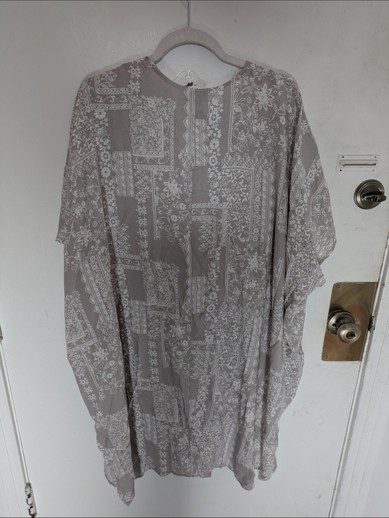 Gilli Taupe and White Floral Print Open Kimono Cardigan - Picture 3 of 4